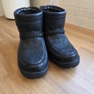 Black Short Tamarack Boots By Manitobah Mukluks